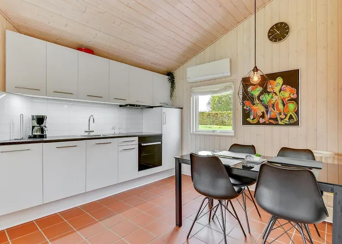 Helga - 100m From The Sea By Interhome *